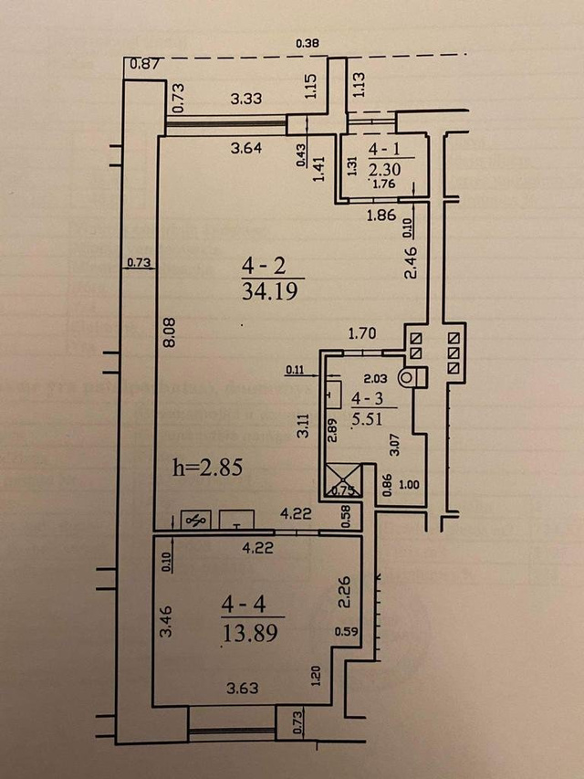 Patalpų planas su pažymėtais atskirų erdvių plotais ir sienų matmenimis.