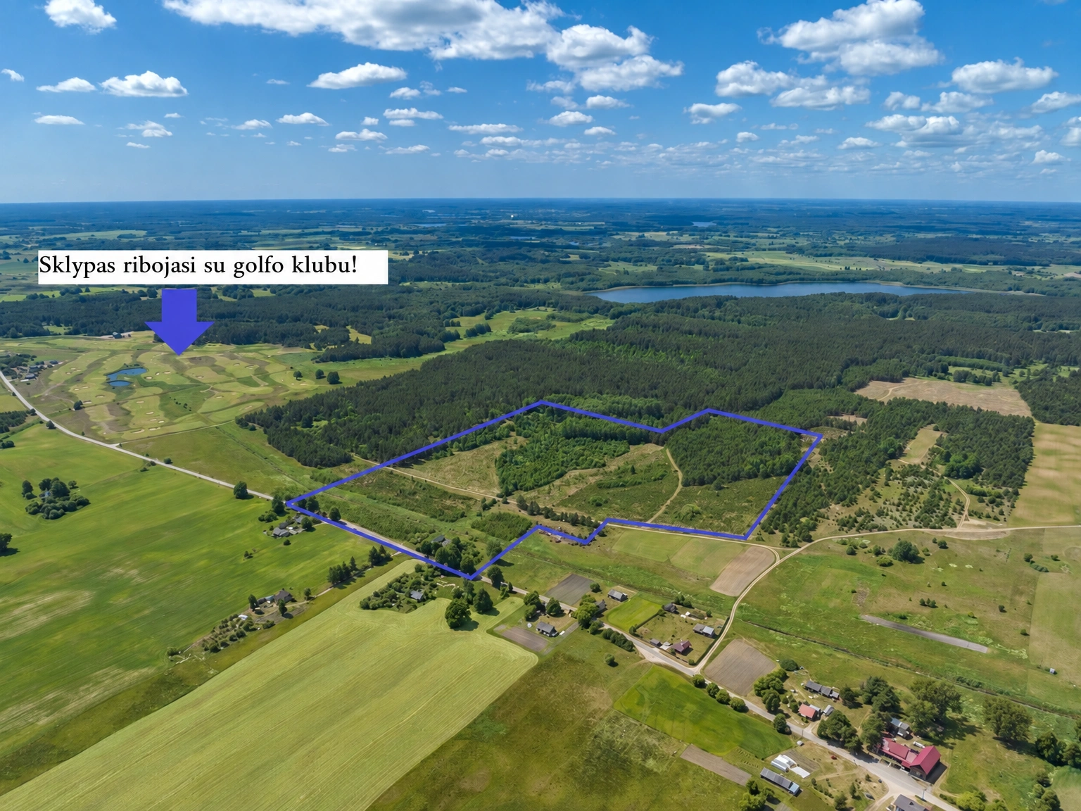 Blick von oben auf ein mit einer blauen Linie markiertes Grundstück zwischen Feldern und Wäldern.