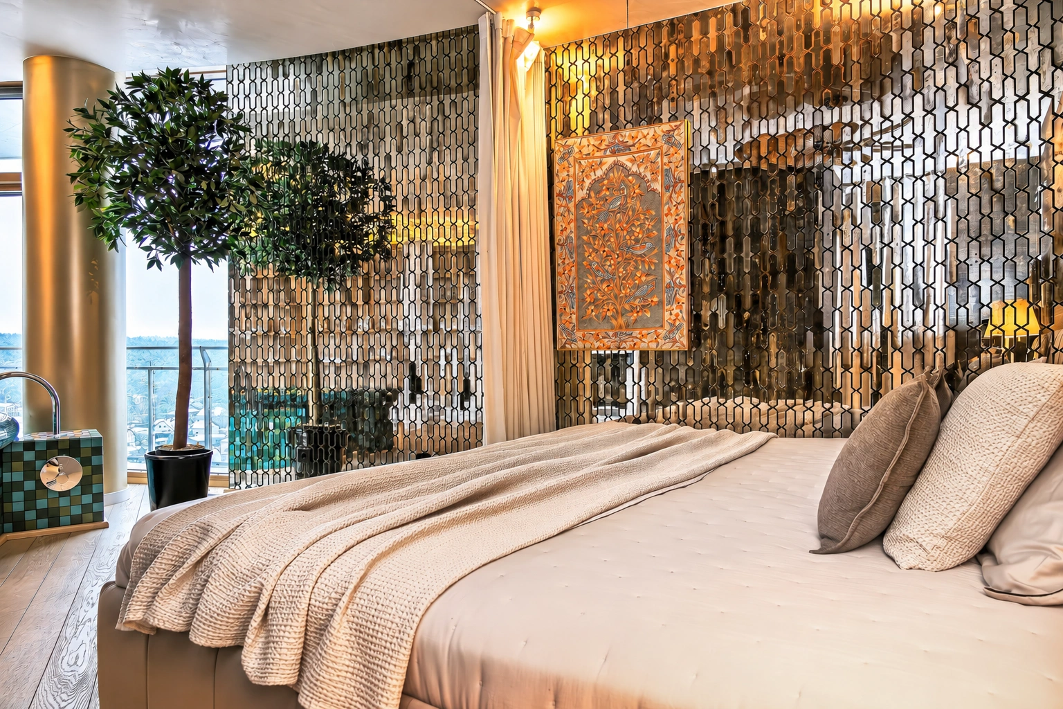 Im Schlafzimmer steht ein Bett mit Kissen, und dahinter ist eine dekorative Trennwand zu sehen.