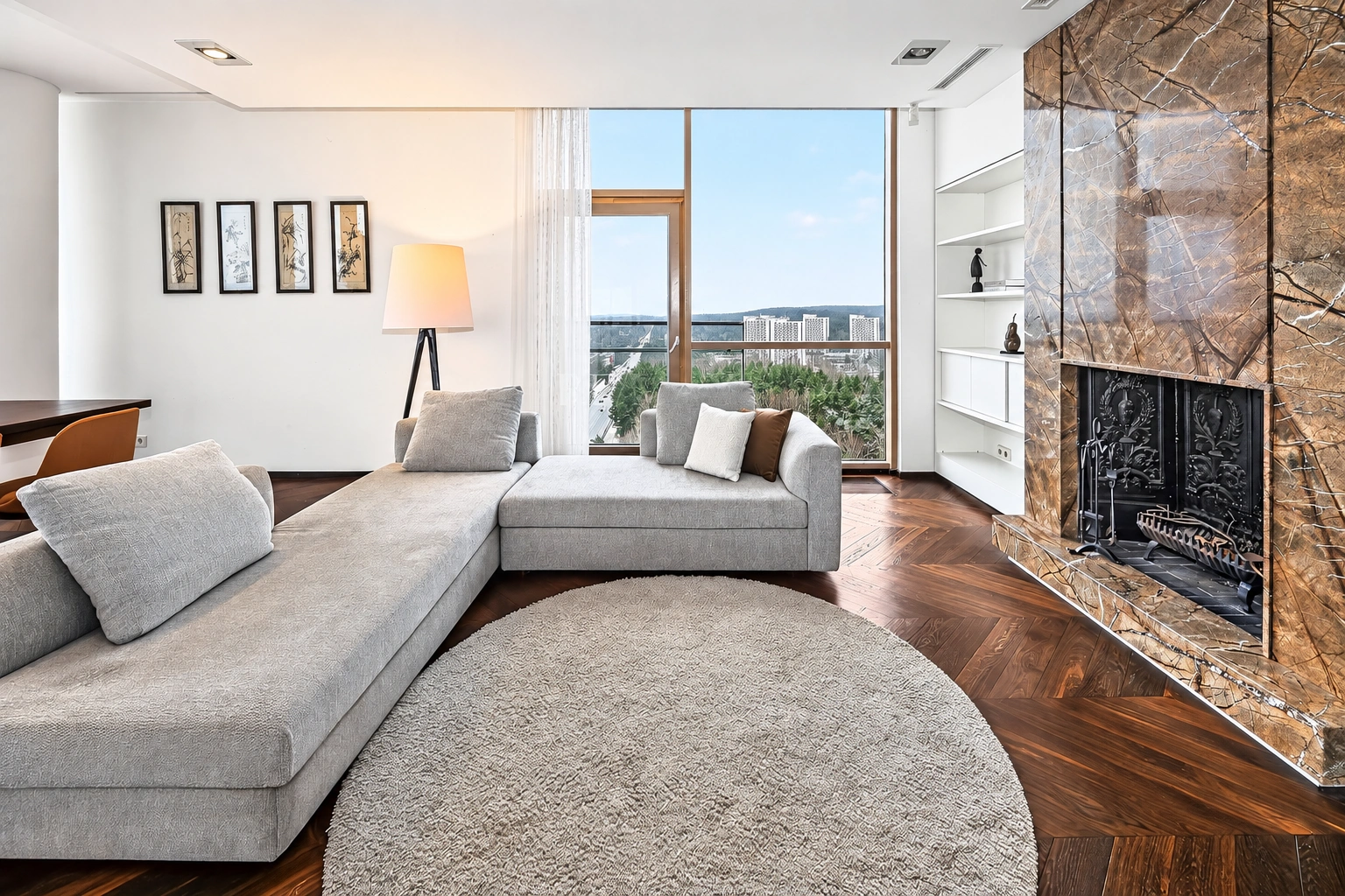Wohnzimmer mit einem hellen Ecksofa und großen Fenstern.
