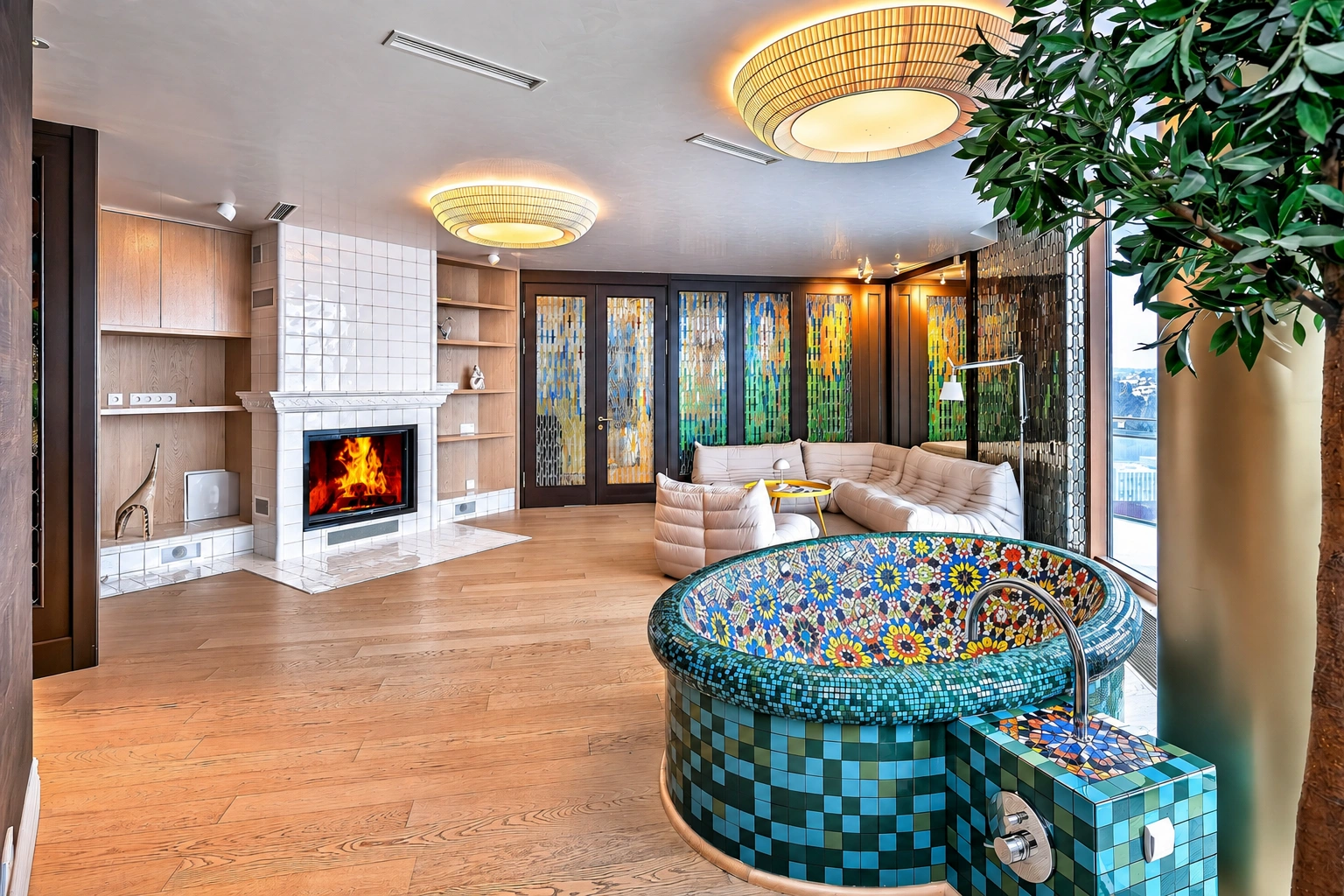 Wohnzimmer mit einem Kamin und einem hellen Sofa an großen Fenstern.