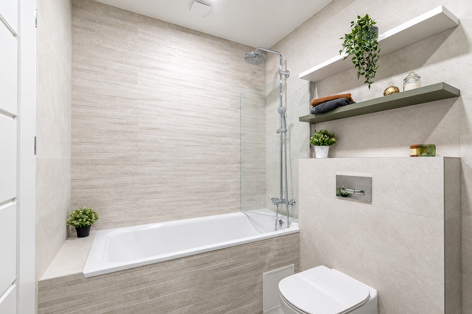 Im Badezimmer gibt es eine Badewanne mit einer Duschabtrennung und Regale mit Pflanzen.