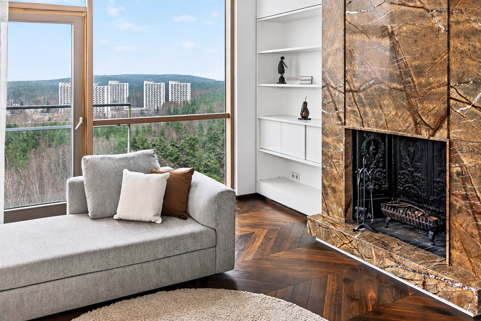 Im Wohnzimmer sind ein graues Sofa mit Kissen, ein Kamin und große Fenster zu sehen.
