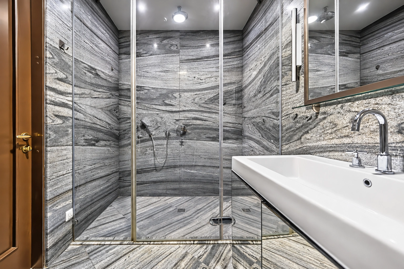Badezimmer mit einer Duschkabine und einem Waschbecken unter einem großen Spiegel.