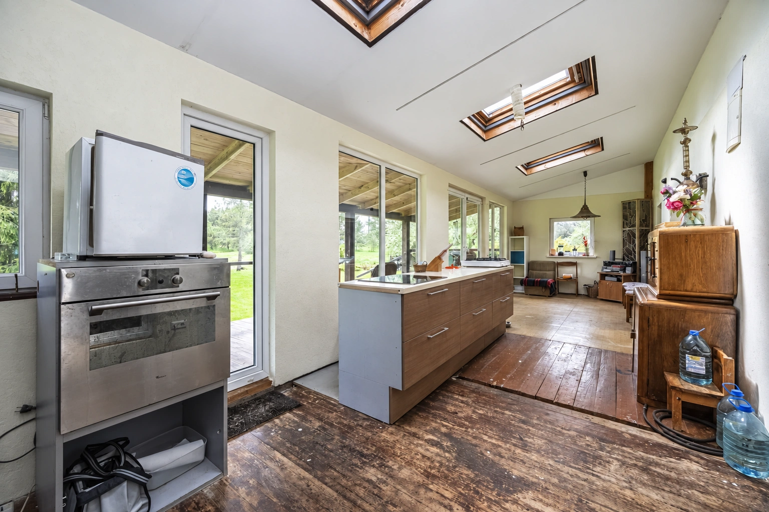 In the kitchen, cabinets are arranged along the windows, and skylights are installed in the ceiling.