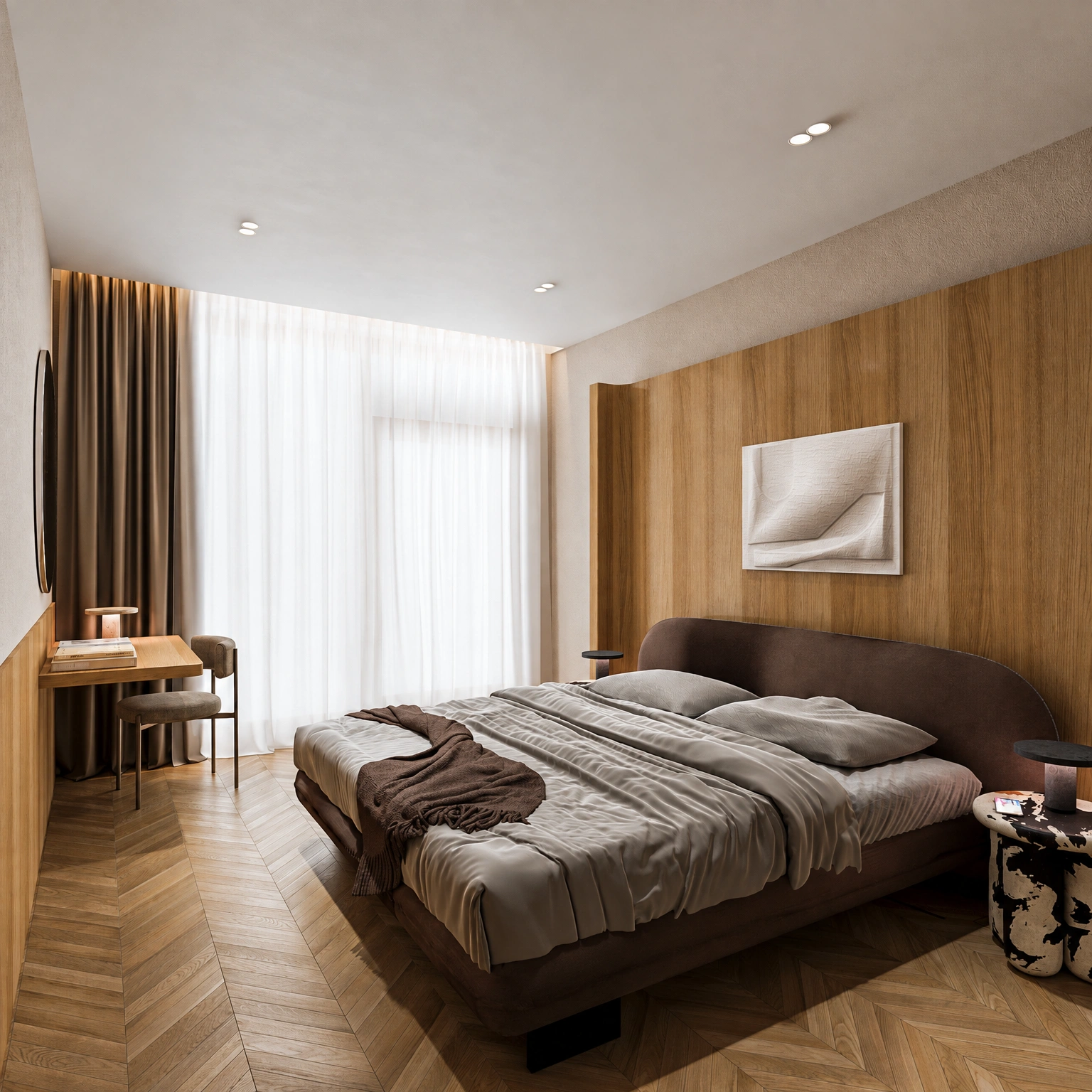 Ein Schlafzimmer mit einem Doppelbett, einem großen, mit Vorhängen bedeckten Fenster und einem Schreibtisch in der Ecke.