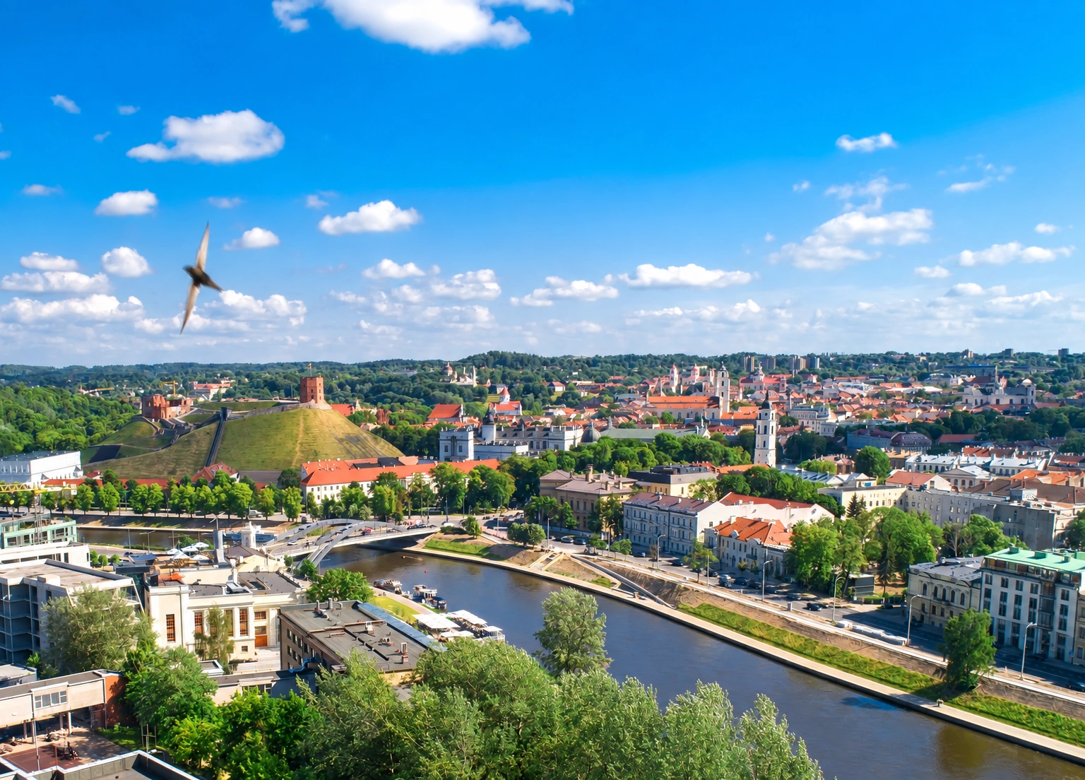 Stadtpanorama mit einem Fluss und einer Brücke, die ihn überquert.