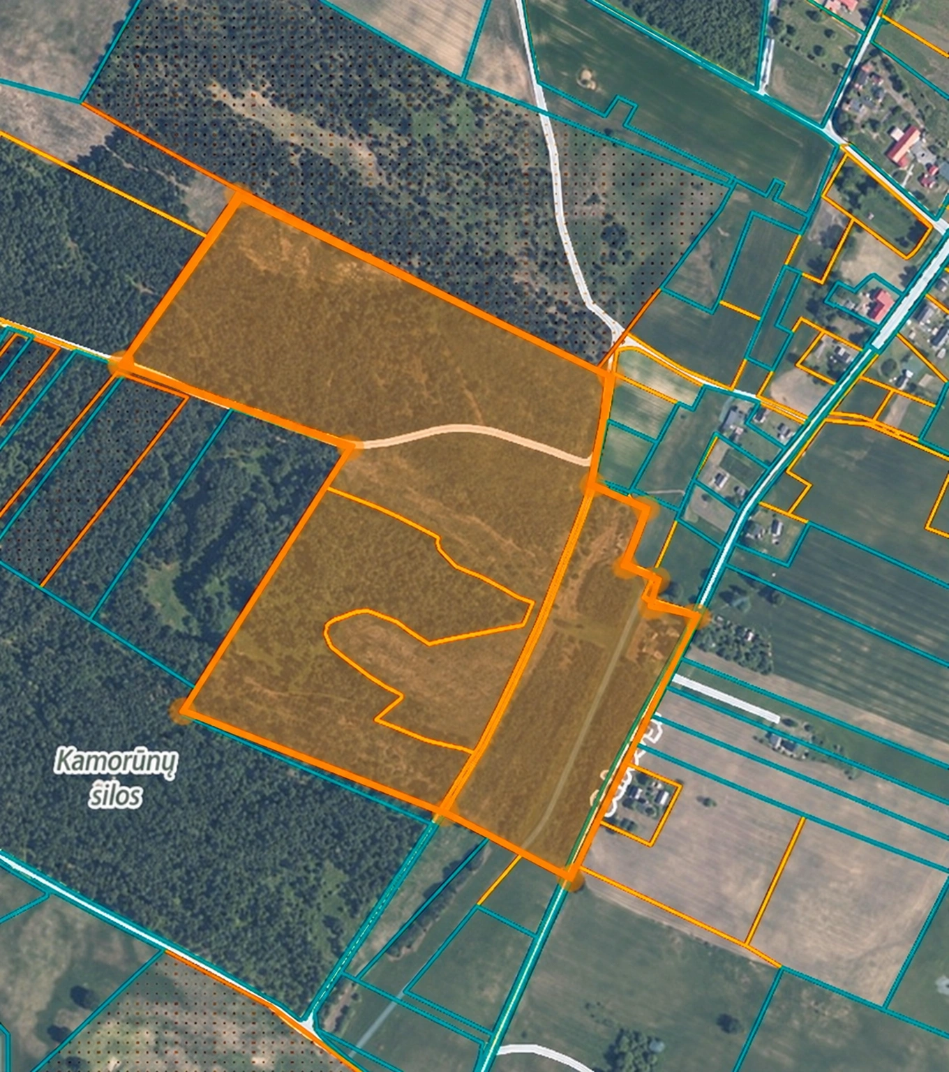 Auf der Satellitenkarte ist ein Gebiet mit orangefarbenen Linien markiert; ringsum sind Wälder und Felder zu sehen.