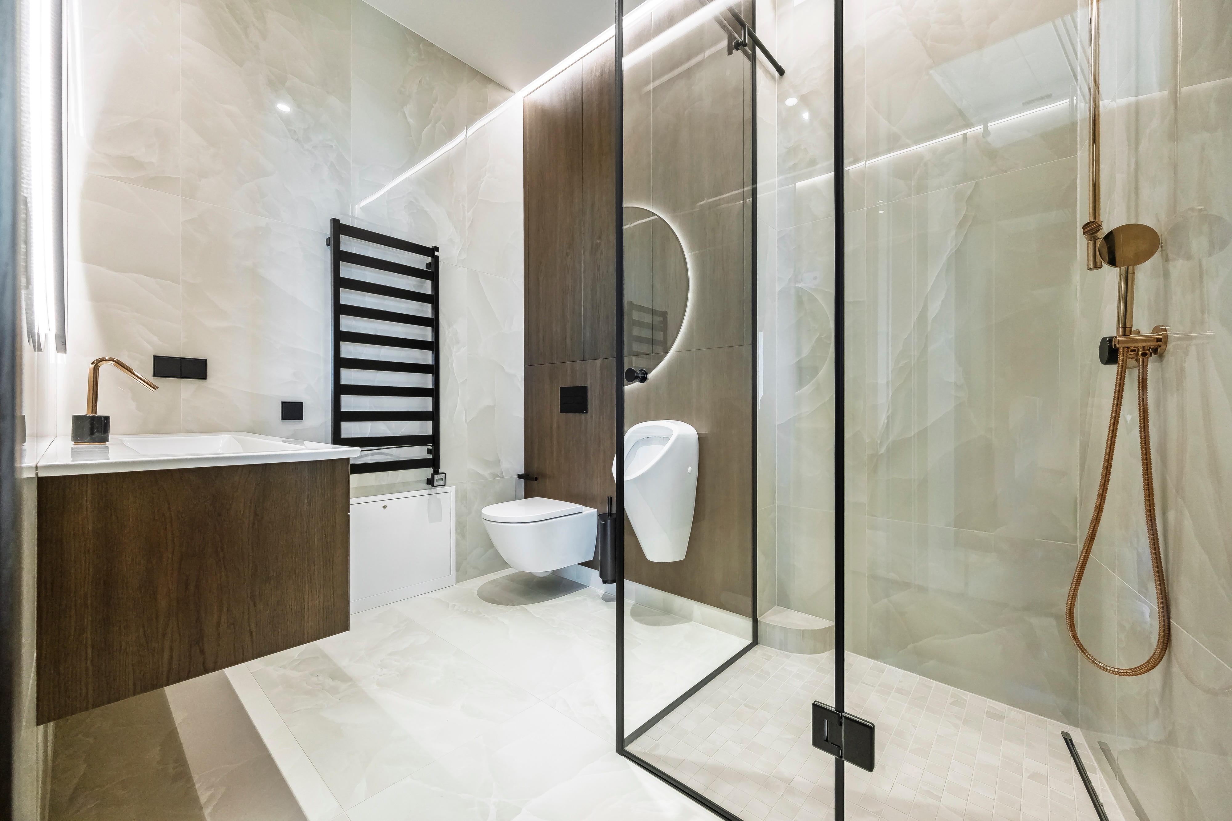 Bathroom with a glass shower partition and a wall-mounted cabinet beneath the washbasin.