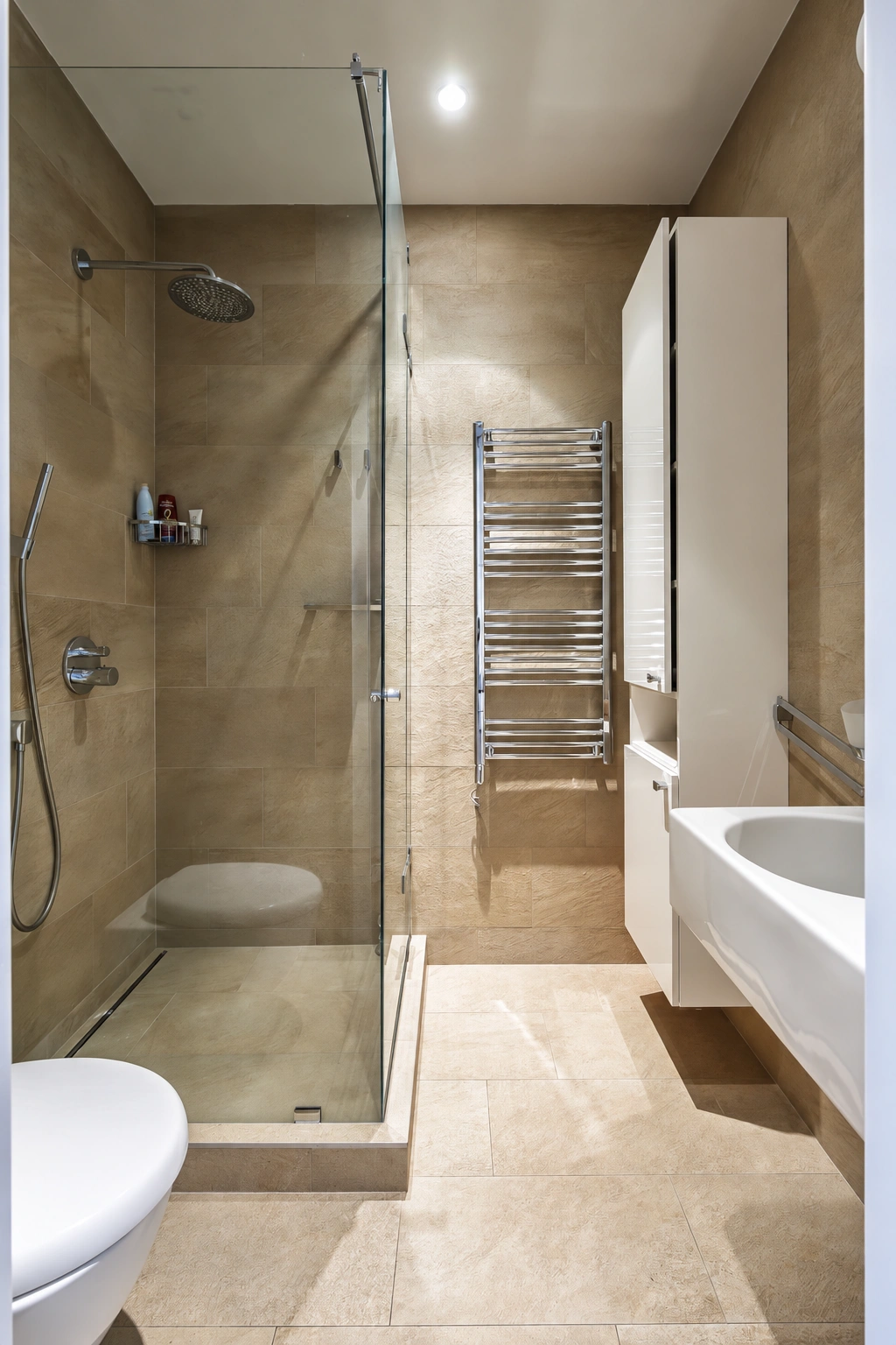 Bathroom with a glass shower partition and a wall-mounted towel dryer.