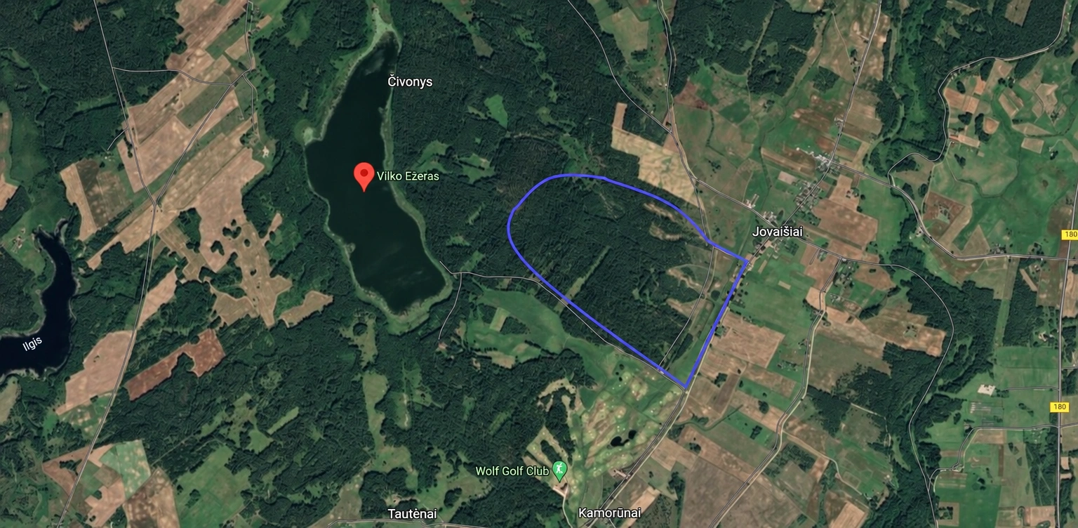 In der Satellitenansicht der Gegend sind ein See und Wälder zu sehen, und das Gebiet ist mit einer blauen Umrisslinie markiert.