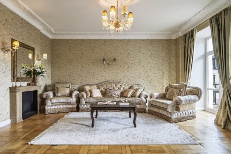 erdvi svetainė su autentišku parketu ir klasikinio stiliaus interjeru, apartamentai vilniaus senamiestyje.