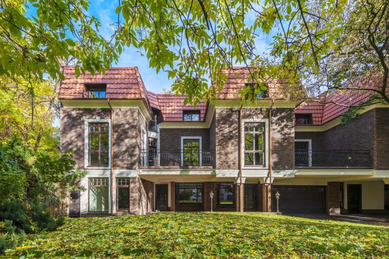 išskirtinis privatus namas vilniaus senamiesčio centre apsuptas žalumos